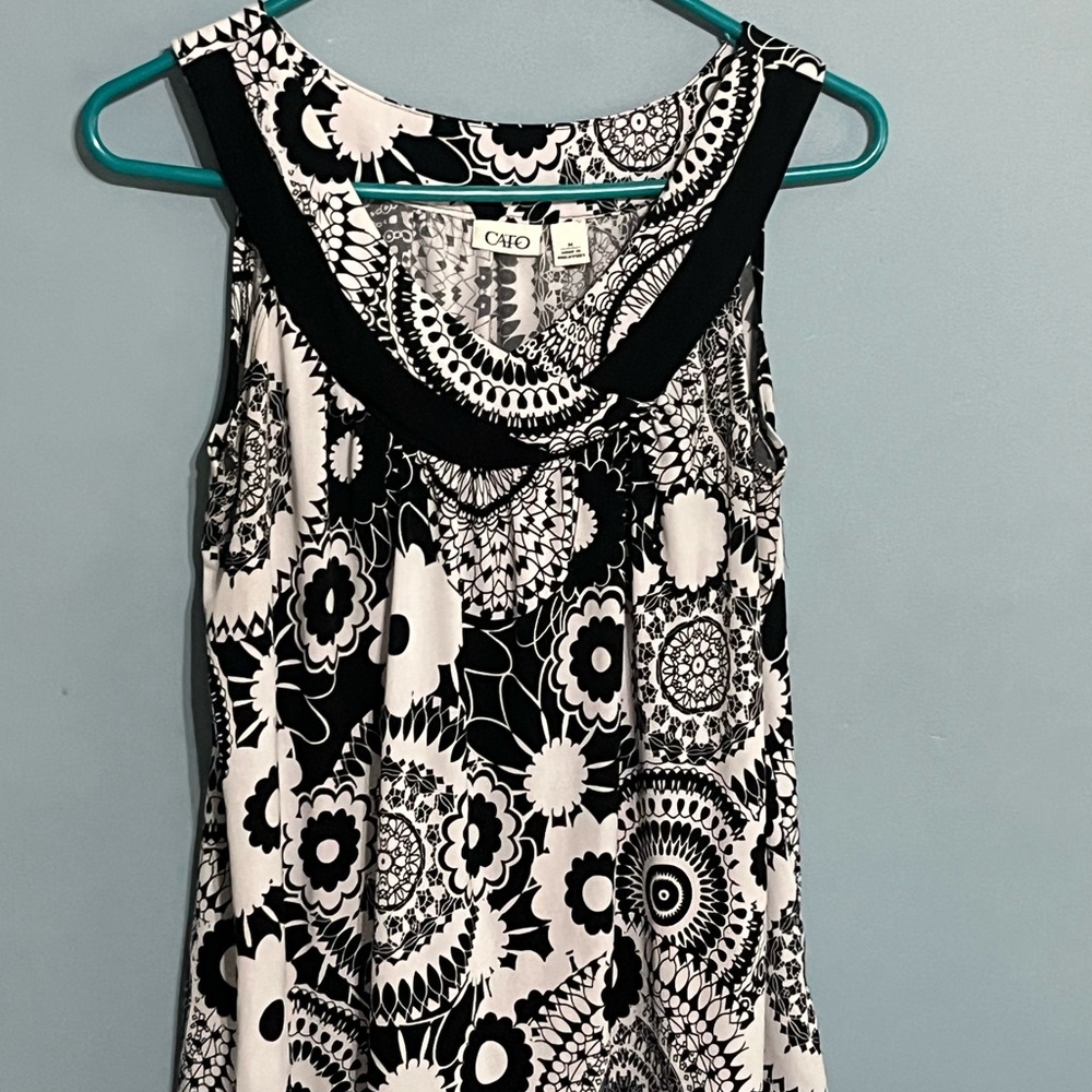 SELLING CATO TOP FOR WOMEN SIZE M  BLACK AND WHITE FLORAL SLEEVELESS USED